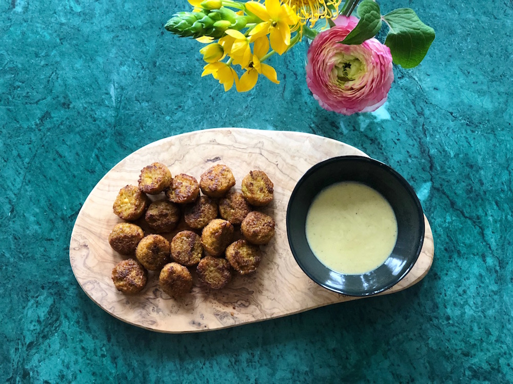 Tahin-honingdip met falafelballetjes