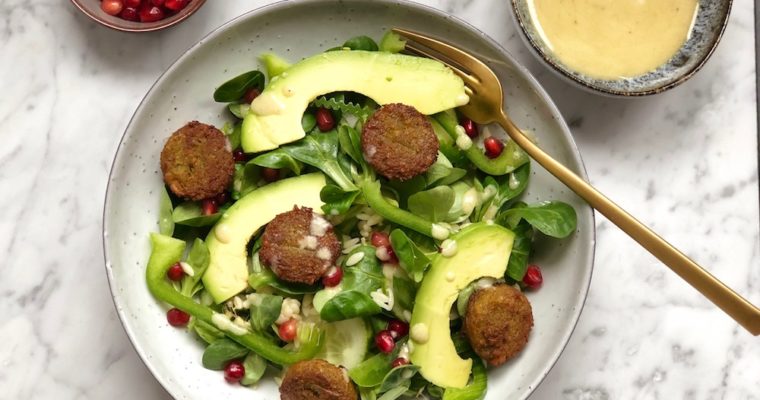 Falafelsalade met tahindressing