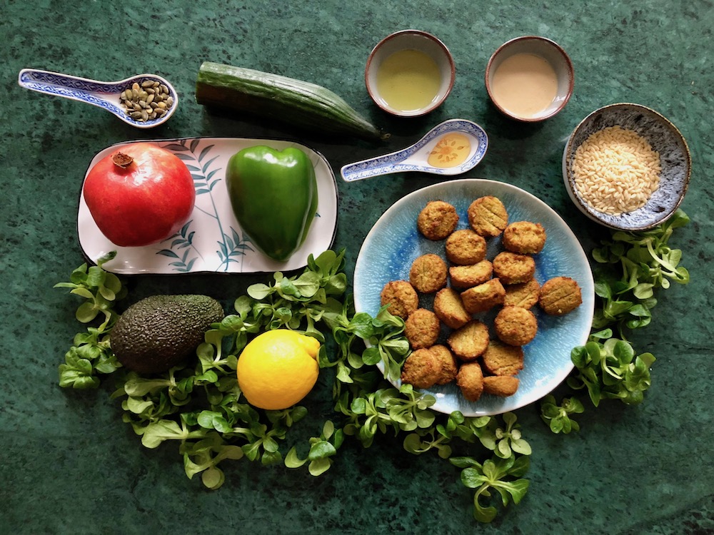 Ingrediënten falafelsalade met tahindressing