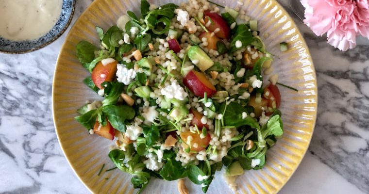 Parelcouscous salade met gegrilde pruim