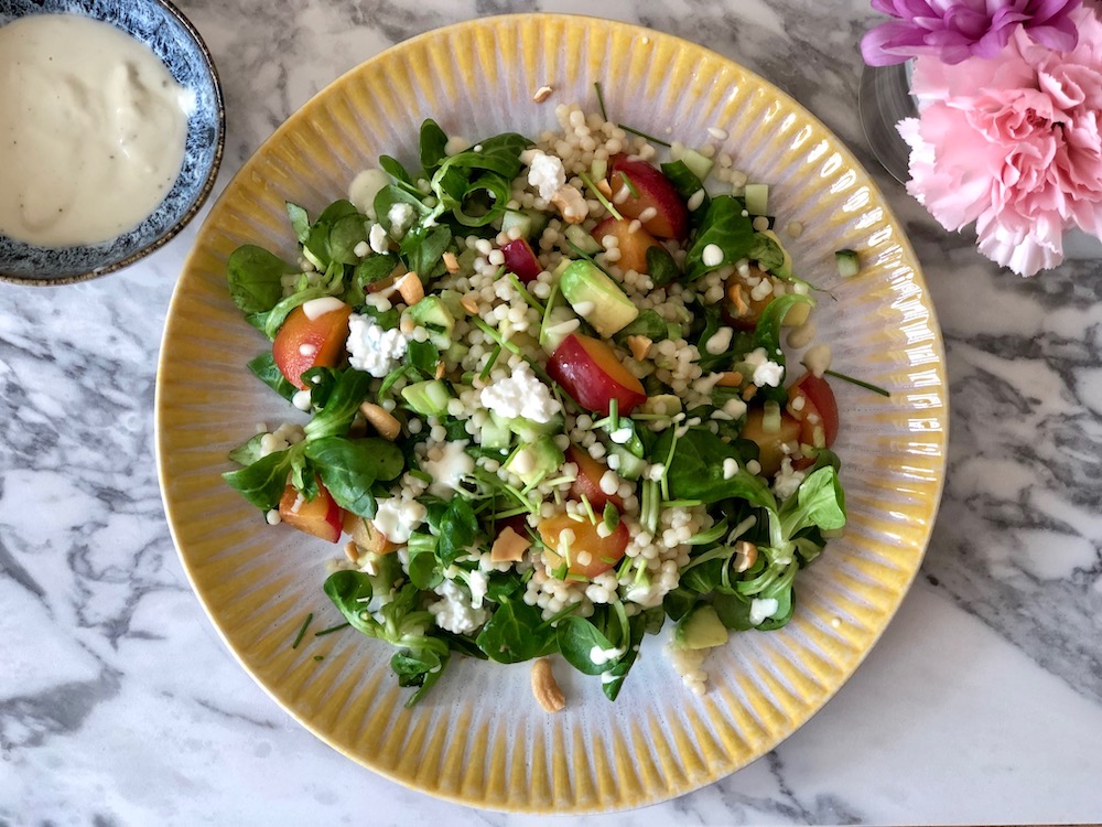 Parelcouscous salade met gegrilde pruim