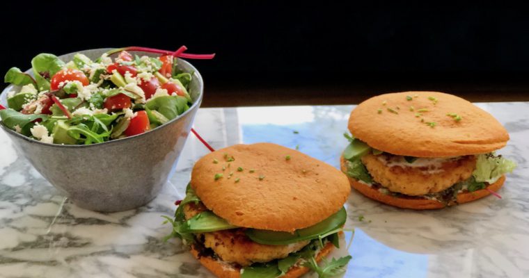 Zalmburgers met een groene salade