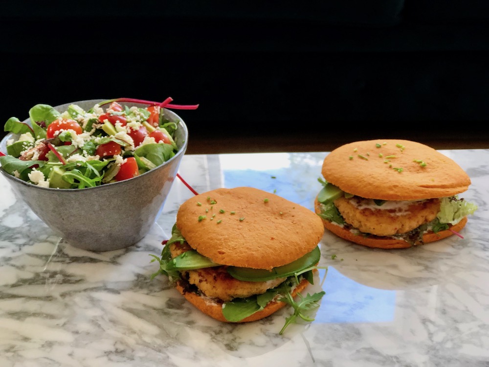 Zalmburgers met een groene salade