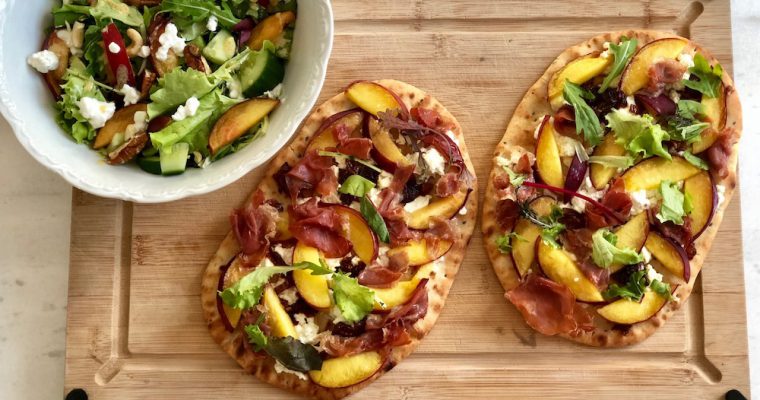 Zomerse krokante flatbread met gekarameliseerde ui