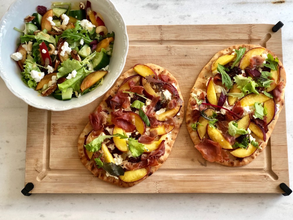 Zomerse krokante flatbread met gekarameliseerde ui