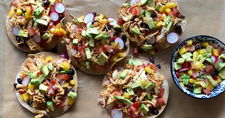 Krokante tortilla’s met pulled chicken en mangosalsa