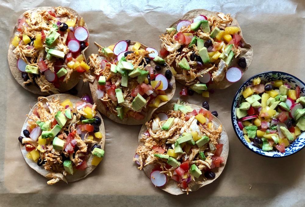 Krokante tortilla’s met pulled chicken en mangosalsa